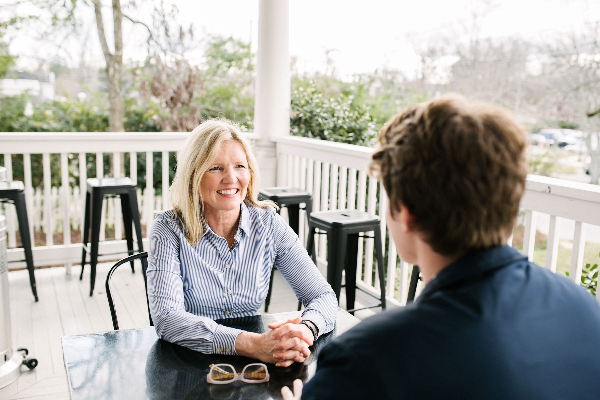 Sanna Hardin with a client